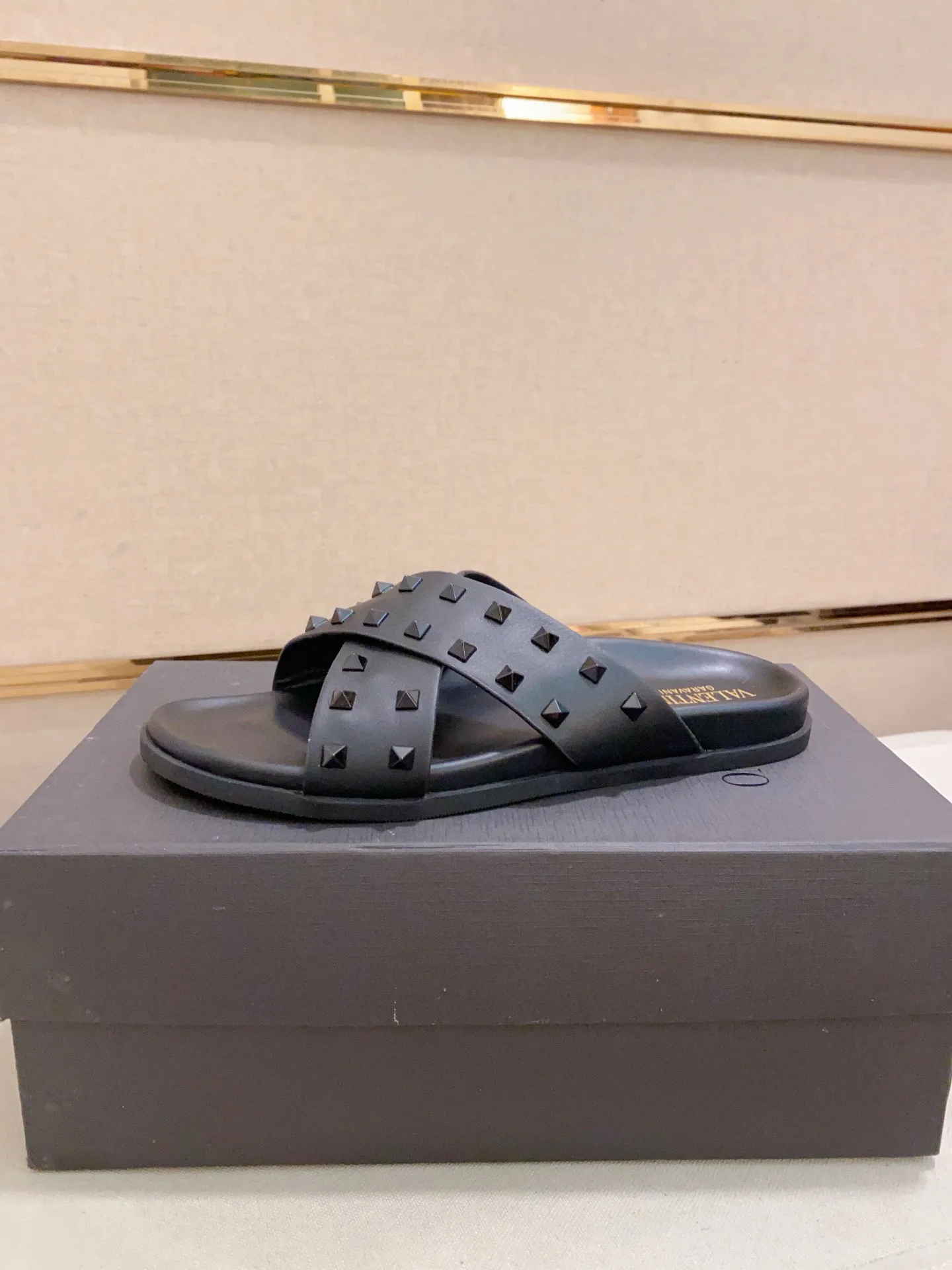 Men's shoes💰: 440💰[Valentino] New men's boutique slippers, counter quality, classic plaid, the actual workmanship is quite complex🔰The uppers are made of imported fabrics➕🐑Sheepskin lining, which tests the craftsman's craftsmanship➕original PU outsole. Size: 38-44 (45 can be customized, non-refundable)